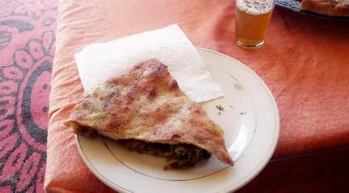 Berber Pizza (Khobza medfouna)