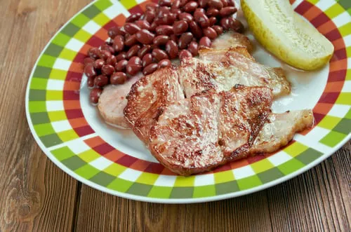 Bruna bönor och fläsk