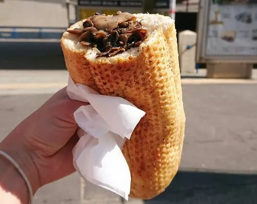 Bułka z pieczarkami