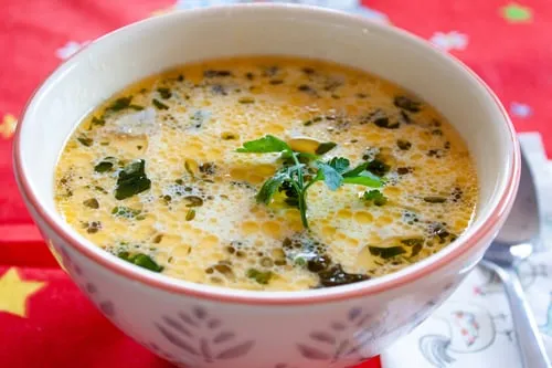 Ciorbă de salată cu afumătură