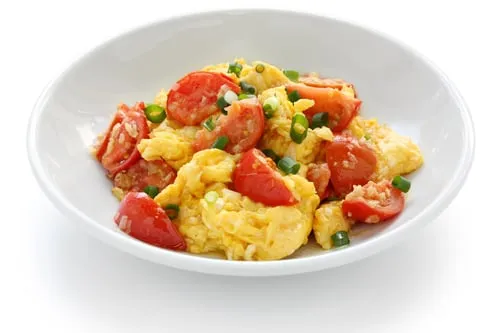 Stir-Fried Eggs with Tomatoes (Fan qie chao dan)