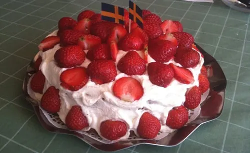 Cream and Strawberry Cake (Jordgubbstårta)