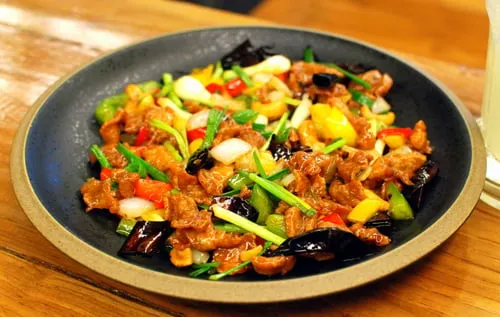 Stir-Fried Chicken with Cashews (Kai phat met mamuang himmaphan)