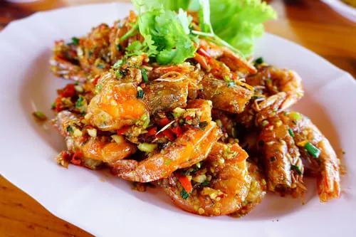 Kung thot krathiam phrik thai