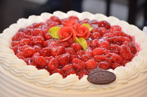 Strawberry Meringue Cake (Mansikkakakku)