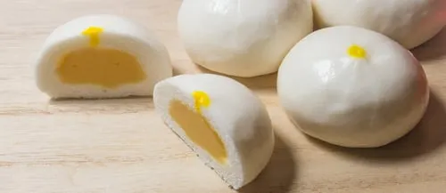 Steamed custard buns (Nai wong bao)