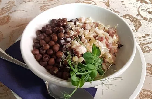 Pelēkie zirņi ar speķi