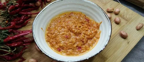 Salsa de cacahuate y chile de árbol